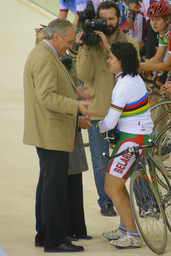 Ralph Schürmann hands over the track to Natallia Tsilinskaya